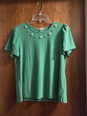 89th & Madison Emerald Green Short Sleeve Top with Pearl Floral Accents Size PL